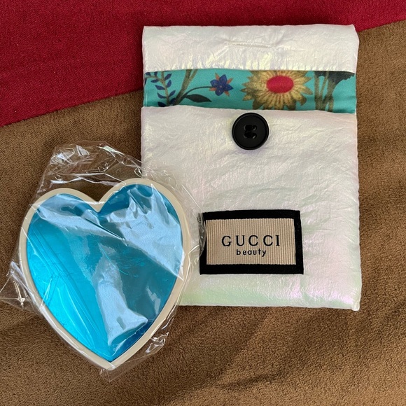 Gucci GWP Beauty Blue Heart Compact with Floral Pouch - Picture 2 of 6